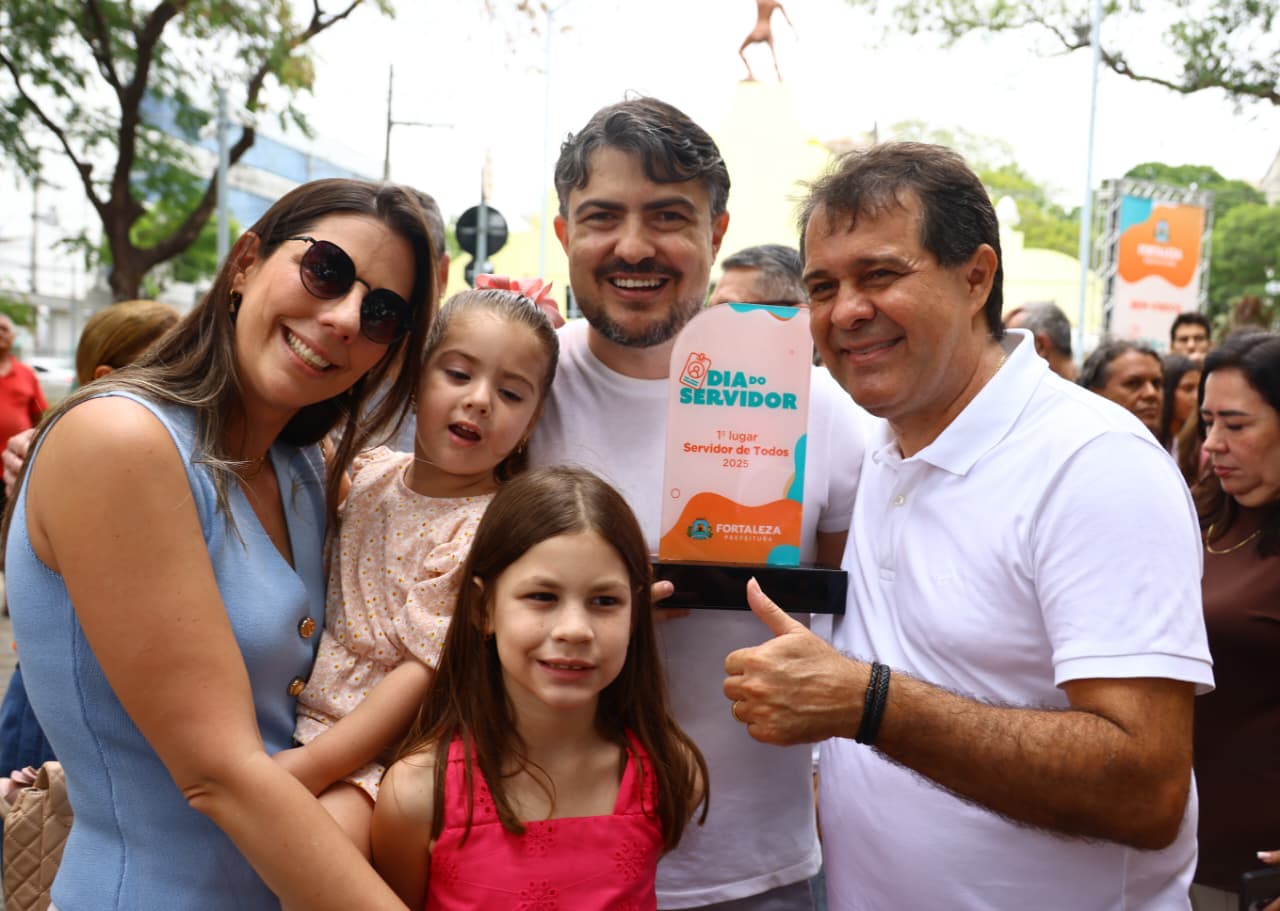 o grande vencedor do Servidor de Todos 2025, José Neuvani de Vasconcelos, da Agência de Fiscalização de Fortaleza (Agefis), que agradeceu emocionado pela homenagem 